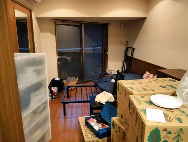 本以外の不用品も置かれた室内