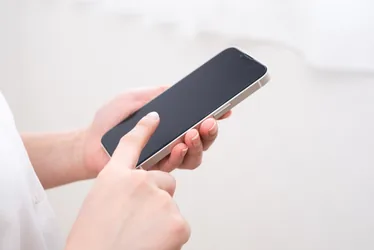 スマートフォンで問い合わせる様子