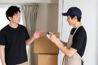 自宅を訪問する買取スタッフ