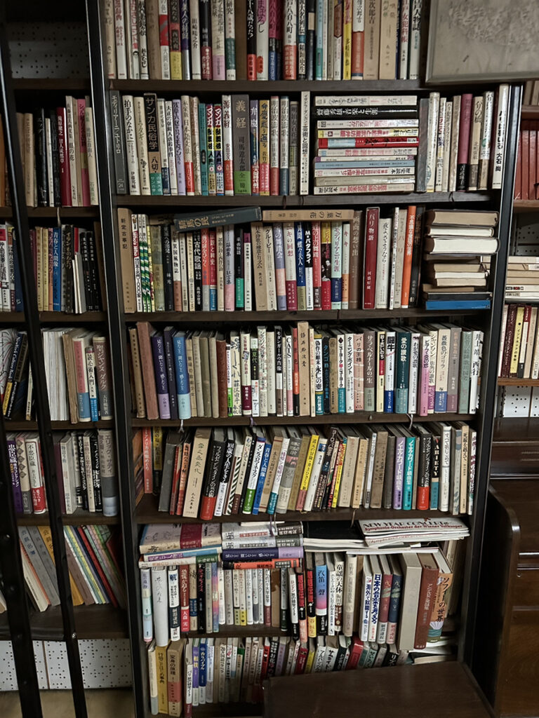 【小説／社会学】本棚3台分、小説やエッセイ、民族史、戯曲などの買取事例